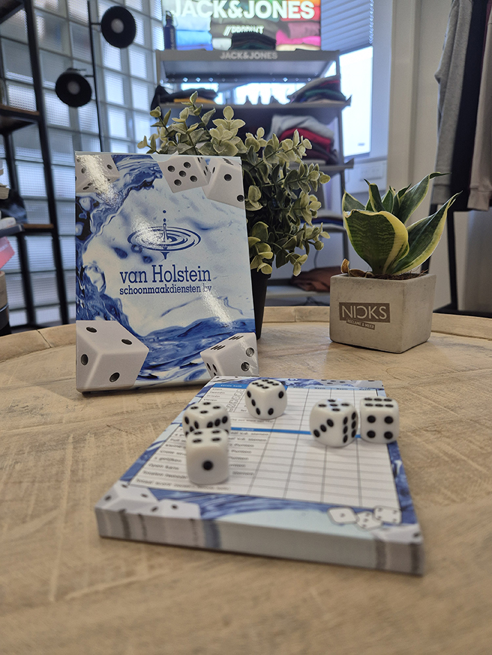 epersonaliseerd Yahtzee spel met bedrukt doosje en dobbelstenen – relatiegeschenk van Nicks Reclame
