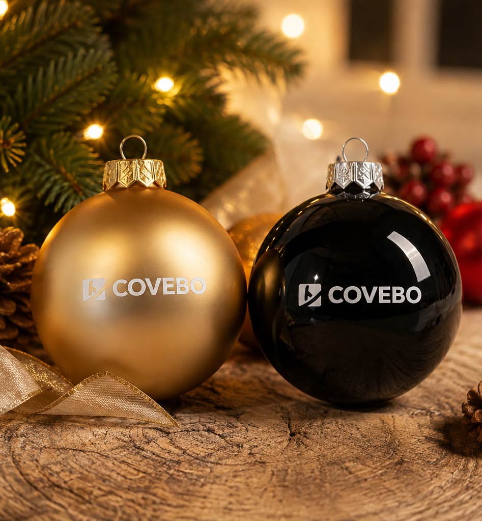 Bedrukte kerstballen met logo van Covebo in mat goud en glans zwart